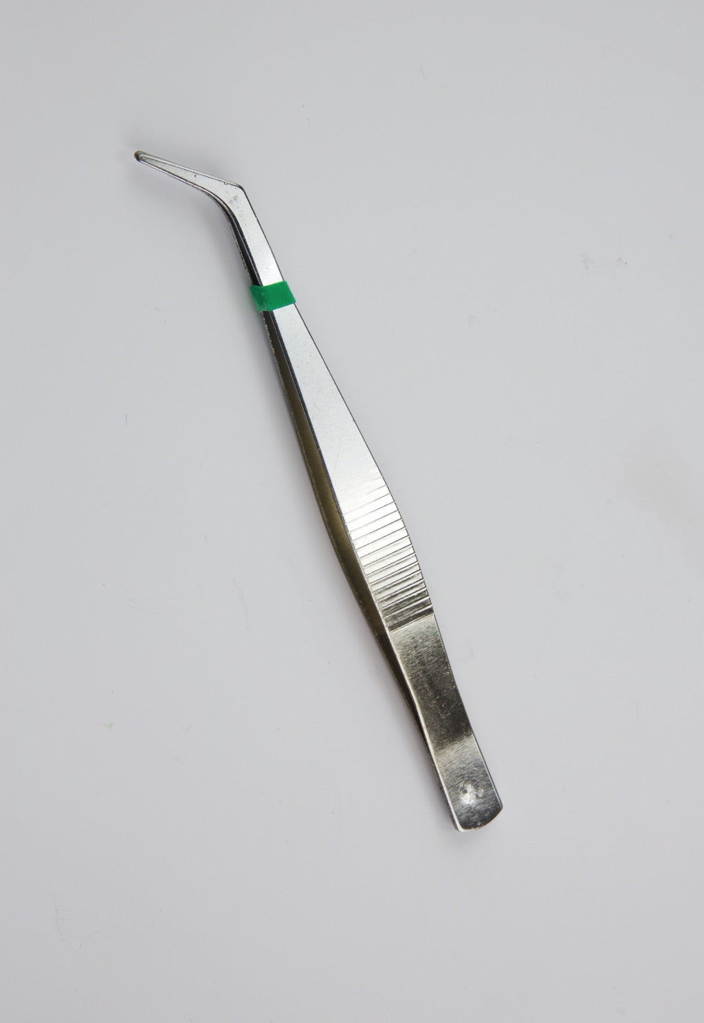 611793-TWEEZERS STAINLESS STEEL, CURVED TIP/SMOOTH GRIP 125MM