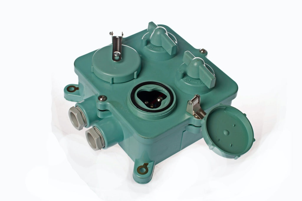 792832-RECEPTACLE TWIN WATERTIGHT, 3PIN W/SWITCH SYNTHETIC RESIN
